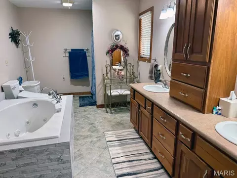 Bath - 1205 N Hickory St, Dexter, MO 63841 photo 1 of 3