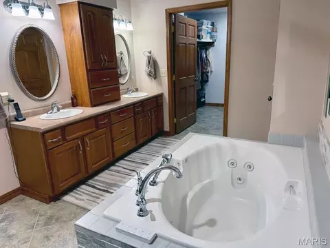 Bath - 1205 N Hickory St, Dexter, MO 63841 photo 2 of 3