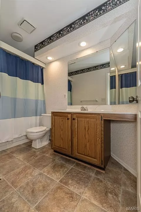 Bath - 817 Woodside Trails Dr, Ballwin, MO 63021 photo 3 of 4