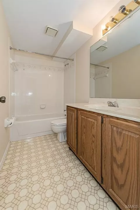 Bath - 817 Woodside Trails Dr, Ballwin, MO 63021 photo 4 of 4