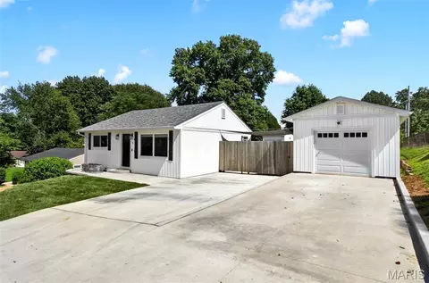 11 Robin Dr, Saint Charles, MO 63301