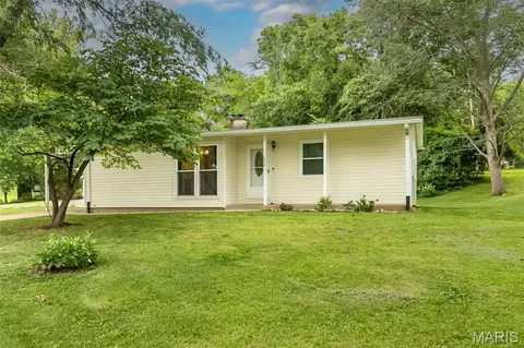 250 Sunset Dr, Ballwin, MO 63011