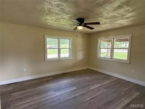 Living - 519 E Walnut St, Perry, MO 63462 photo 2 of 3