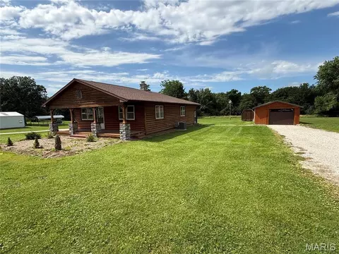 519 E Walnut St, Perry, MO 63462