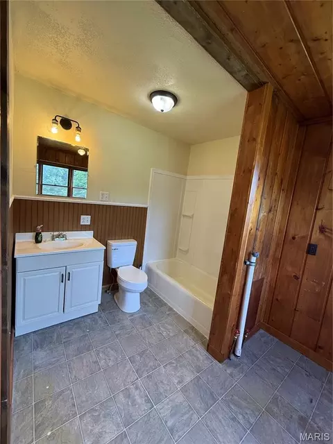 Bath - 519 E Walnut St, Perry, MO 63462 photo 2 of 3