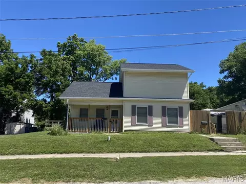 105 E Oak St, Warrenton, MO 63383