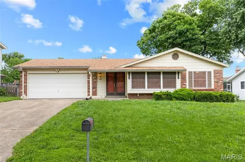 13 Newberry Dr, Saint Peters, MO 63376