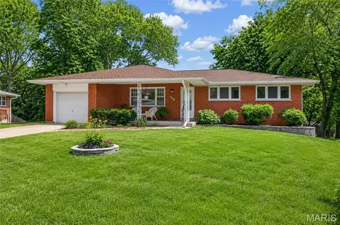7650 Sunray Ln, Saint Louis, MO 63123