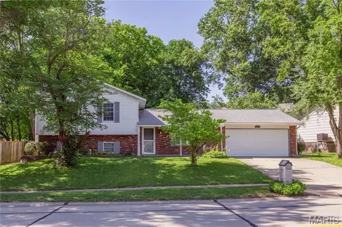 2241 Graystone Dr, Saint Charles, MO 63303