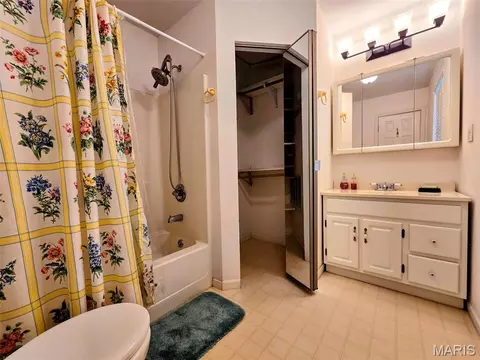 Bath - 59 Brook Rd, Hannibal, MO 63401 photo 2 of 3