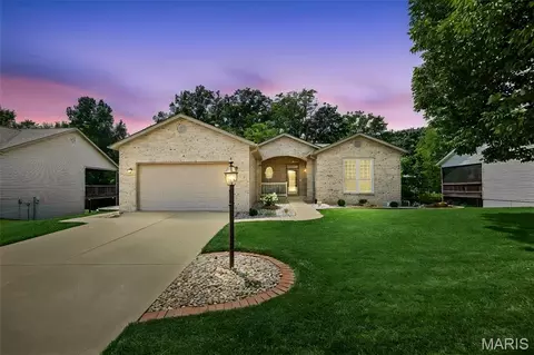 5225 Sundrop Ct, Godfrey, IL 62035