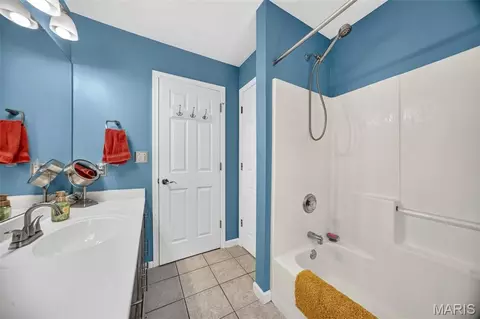 Bath - 404 Silver Maple Ct, Fenton, MO 63026 photo 2 of 4
