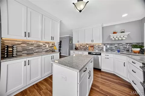 Kitchen - 404 Silver Maple Ct, Fenton, MO 63026 photo 4 of 5