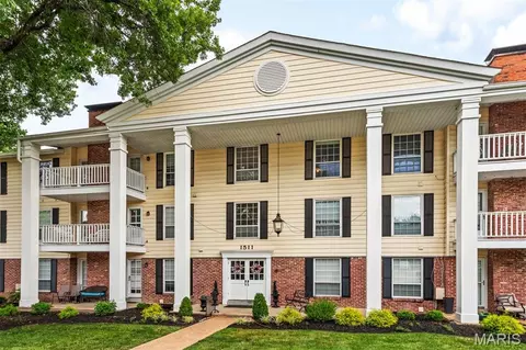 1511 Hampton Hall Dr #10, Chesterfield, MO 63017