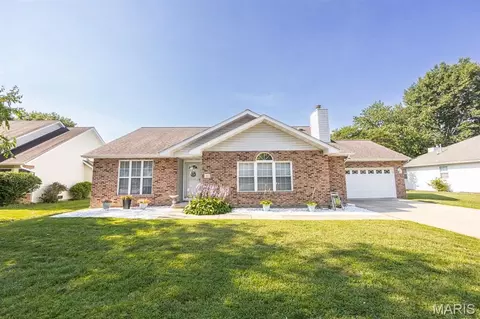 15 Michelle Dr, Mascoutah, IL 62258
