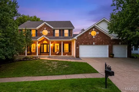 2561 Christopher Oaks Ct, Oakville, MO 63129