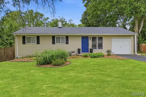 32 W Meadow Ln, Ellisville, MO 63021
