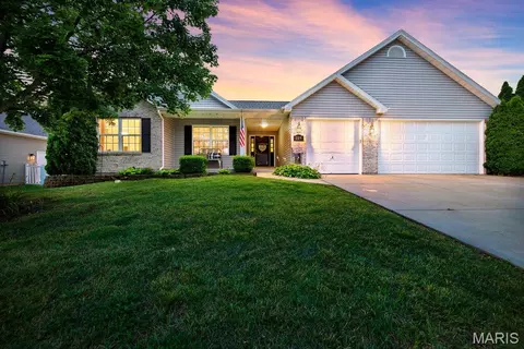 228 Highland Meadows Dr, Wentzville, MO 63385