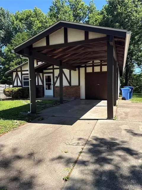 2423 Soundview Ct, Florissant, MO 63031