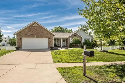 368 Clarendon Ln, Saint Charles, MO 63301