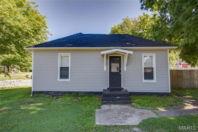907 Voge St, Staunton, IL 62088