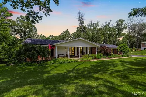 9333 Lincoln Dr, Sunset Hills, MO 63127
