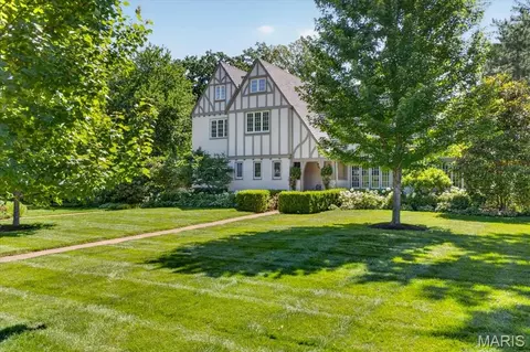 638 Sherwood Dr, Webster Groves, MO 63119