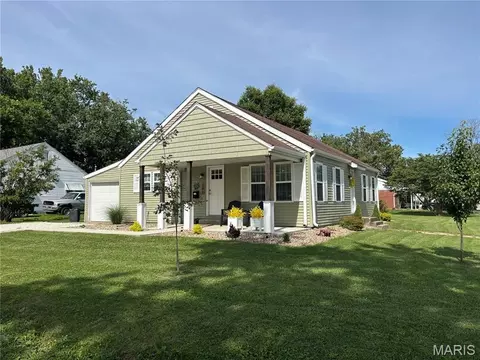 102 Circle Dr, Shelbina, MO 63468