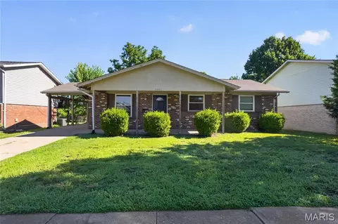 2371 Farflung Dr, Florissant, MO 63031