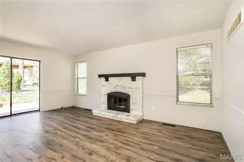 Living - 272 Village Meadow Dr, Ballwin, MO 63021 photo 2 of 5