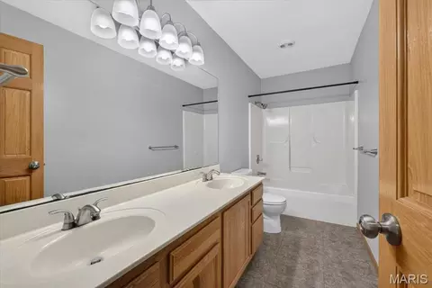 Bath - 813 E Haven Dr, Waterloo, IL 62298 photo 3 of 6