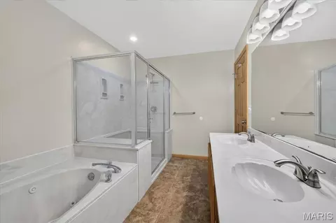 Bath - 813 E Haven Dr, Waterloo, IL 62298 photo 1 of 6