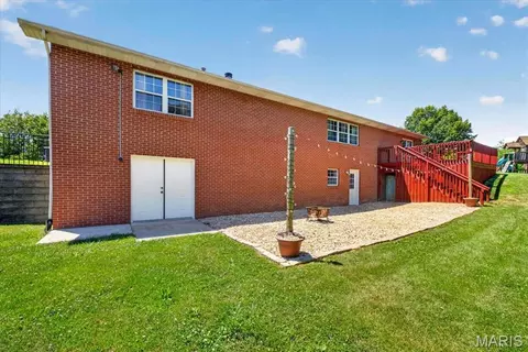 Exterior - 813 E Haven Dr, Waterloo, IL 62298 photo 6 of 13