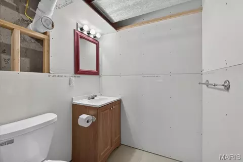 Bath - 813 E Haven Dr, Waterloo, IL 62298 photo 6 of 6