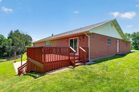 Exterior - 813 E Haven Dr, Waterloo, IL 62298 photo 5 of 13
