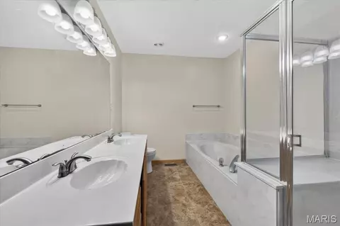Bath - 813 E Haven Dr, Waterloo, IL 62298 photo 2 of 6