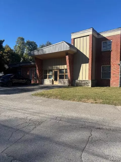 735 Park Dr, Alton, IL 62002