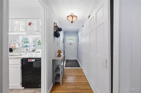 Entry Way - 21 Trails End, Eureka, MO 63025 photo 1 of 2