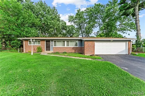 5 Filly Ct, Florissant, MO 63033