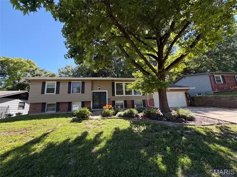 2605 Brookridge Ln, Saint Charles, MO 63301