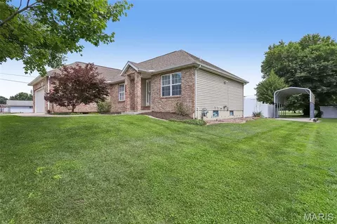 Exterior - 403 E 2nd South St, Mount Olive, IL 62069 photo 3 of 6