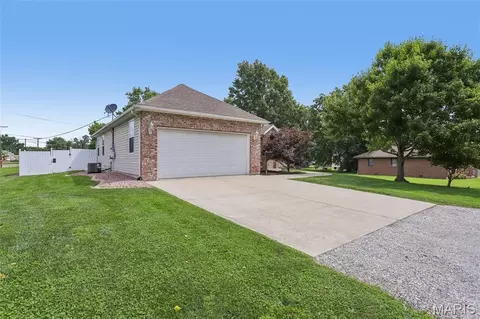 Exterior - 403 E 2nd South St, Mount Olive, IL 62069 photo 2 of 6