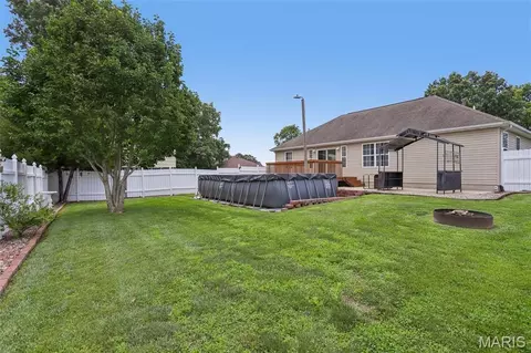 Exterior - 403 E 2nd South St, Mount Olive, IL 62069 photo 4 of 6