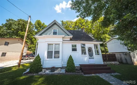 107 N Market St, Grafton, IL 62037
