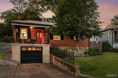1524 N Berry Rd, Rock Hill, MO 63119