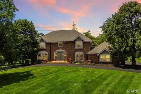 12405 Montsouris Dr, Creve Coeur, MO 63141