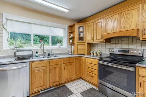 Kitchen - 210 Vicki Lynn Ln, Saint Robert, MO 65584 photo 2 of 3