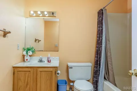 Bath - 210 Vicki Lynn Ln, Saint Robert, MO 65584 photo 3 of 4