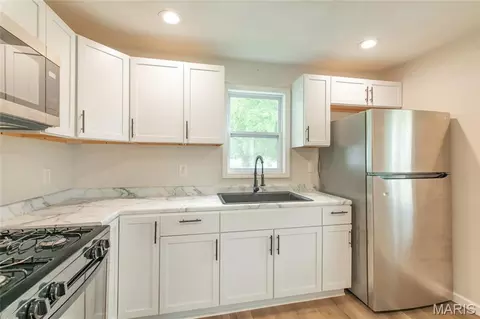 Kitchen - 403 Shellview St, Bethalto, IL 62010 photo 2 of 3