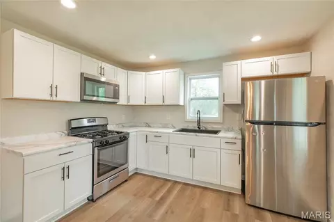 Kitchen - 403 Shellview St, Bethalto, IL 62010 photo 1 of 3